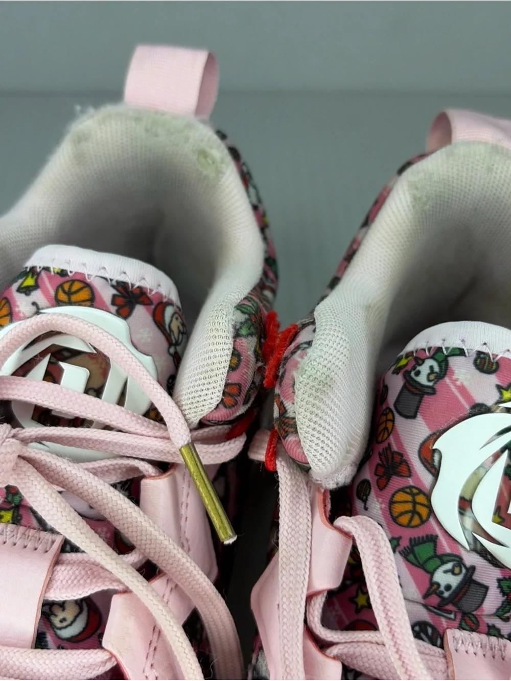 Size: 8 Adidas D Rose Son of Chi Christmas - Pink / White